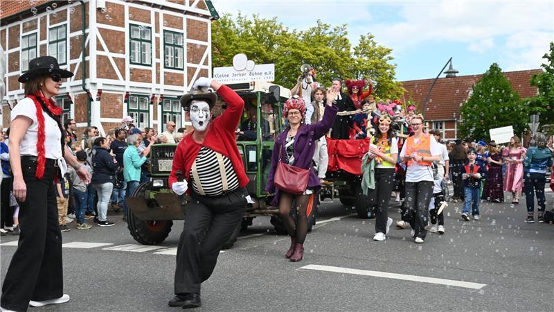 Tausende jubeln neuer Altländer Blütenkönigin Ella beim Corso in Jork zu Auch die Kleine Jorker Bühne war beim Corso vertreten.