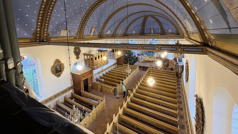 Auch die Kunstgegenstände der Estebrühher Kirche wurden von einem Restaurator von dem klebrigen Bröckelputz befreit.