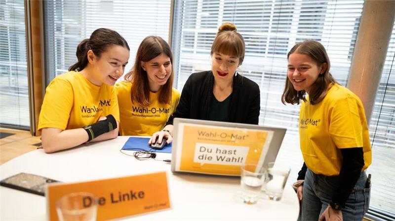 Wahl-O-Mat zur Bundestagswahl startet - 29 Parteien dabei Auch die Linken-Spitzenkandidatin Heidi Reichinnek probierte das Online-Tool mit Mitgliedern der Jugendredaktion des Wahl-O-Mat aus.