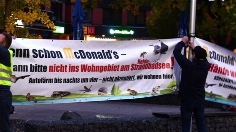 McDonald‘s in Hemmoor? Stadtrat bezieht Stellung - jetzt sind die Bürger an der Reihe Auch die Mahnwach" vor Beginn der Ratssitzung in Hemmoor sorgte nicht dafür, dass es bei der Stadtratsmehrheit ein Umdenken bei der Fortsetzung des Planverfahrens für McDonald's gab.
