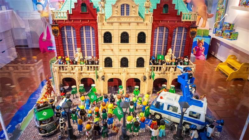 5.000 Playmobil-Figuren erzählen Bremens Geschichte Auch die Meisterschaftsfeier von Werder Bremen im Jahr 2004 darf als historisches Ereignis nicht fehlen.