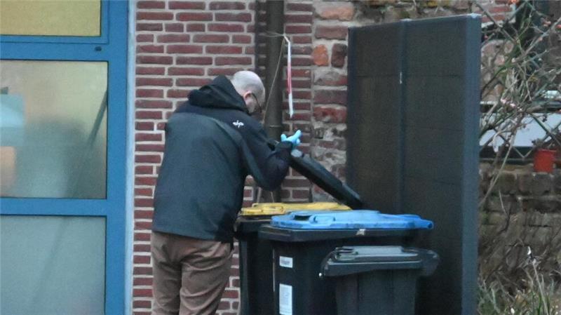Auch die Mülltonnen werden von den Drogenfahndern durchsucht.
