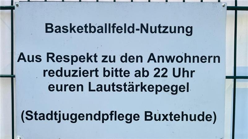 Auch die Musik aus dem Ghettoblaster beim Basketball spielen stört Anwohner des Freizeithauses.