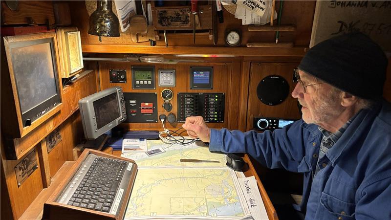 Auch die Navigationsecke ist mit Holz verkleidet, sogar die Tastatur.