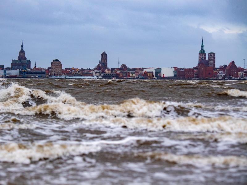 Auch die Ostsee vor Rügen ist aufgewühlt. Im Hintergrund ist die Hansestadt Stralsund zu sehen. Foto: Stefan Sauer/dpa
