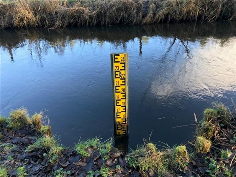 Streit ums Heide-Wasser: Gericht erlaubt Hamburg Entnahme, Begrenzung bleibt Auch die Pegelstände der Este schwanken, wofür auch die Wasserförderung aus der Nordheide für Hamburg verantwortlich gemacht wird. Foto: Lepél