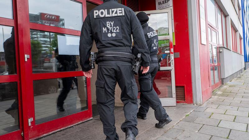 Nach Vereinsverbot: Iran bestellt deutschen Botschafter ein Auch die Räumlichkeiten der Islamischen Vereinigung Bayern in München wurden von der Polizei durchsucht.