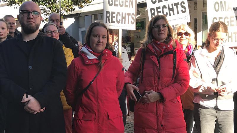 Auch die SPD-Frauen Corinna Lange (Zweite von links) und Frauke Langen (rechts daneben) protestierten.