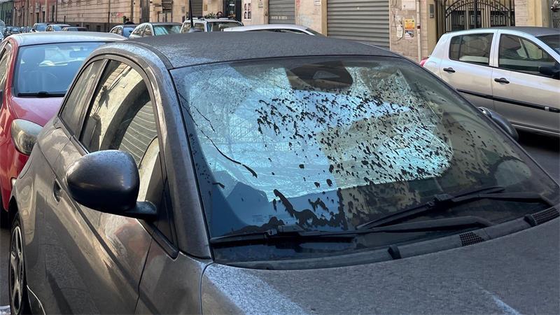 Auch die Scheiben von Autos sind mit Asche bedeckt.