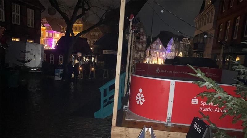 Stromausfall auf dem Stader Weihnachtsmarkt – Der Blackout im Video Blick auf die Schlittschuhbahn am Fischmarkt.
