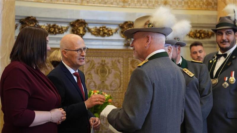 Glückwünsche zum Neujahrsempfang im Hamburger Rathaus Auch die Schützen waren gekommen