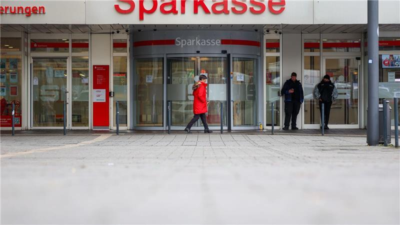 Auch die Sparkasse selbst sei Opfer, heißt es dort. (Archivbild) 