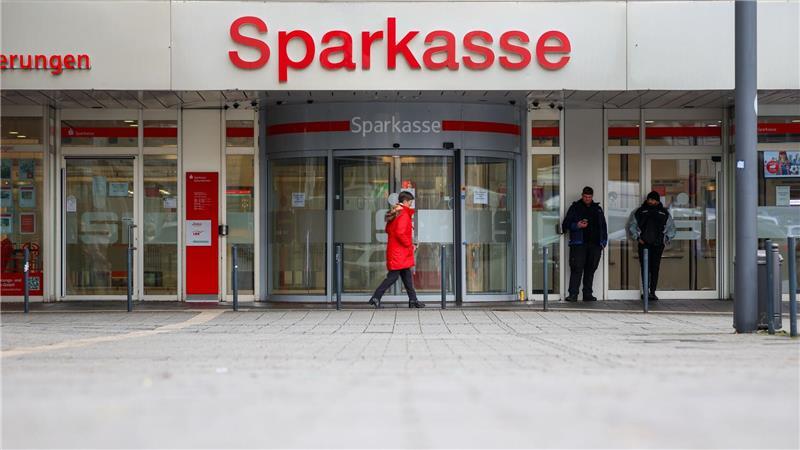 Auch die Sparkasse selbst sei Opfer, heißt es dort. (Archivbild) 