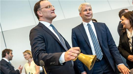 Auch die Spitze der Unionsfraktion will Diätenerhöhung nun aussetzen. (Archivbild)