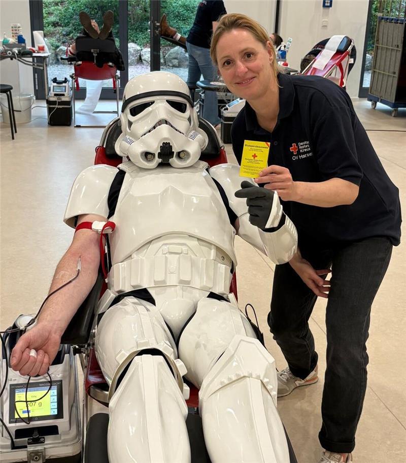 Auch die Stormtrooper spendeten Blut, hier unterstützt von DRK-Helferin Aileen Plokker.