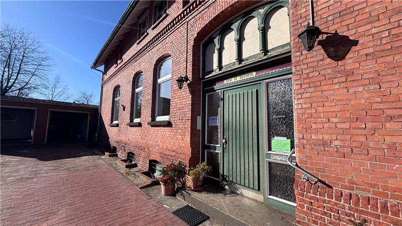 Auch die Tür des Pfarrhauses soll aufgearbeitet und im Neubau eingesetzt werden.