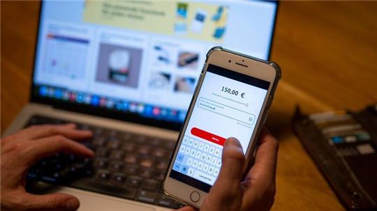 Auch die Verbreitung von Online-Banking führt laut Bundesbank dazu, dass immer mehr Filialen schließen. (Symbolbild)