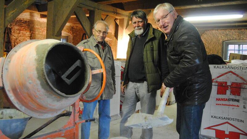 Auch die Vorstandsmitglieder packten beim Umbau 2013 mit an: Hans-Jürgen Roß, Jörg Petersen und Herbert Bruns (von links).