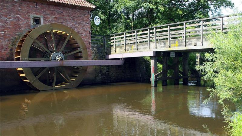 Sorgen um Borsteler Mühle: Sie sinkt immer tiefer Auch die Wassermühle in Eitzmühlen wird am Pfingstmontag wieder geöffnet sein. Foto: Algermissen