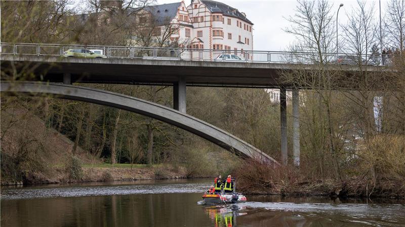 Auch die Wasserschutzpolizei ist auf der Suche.