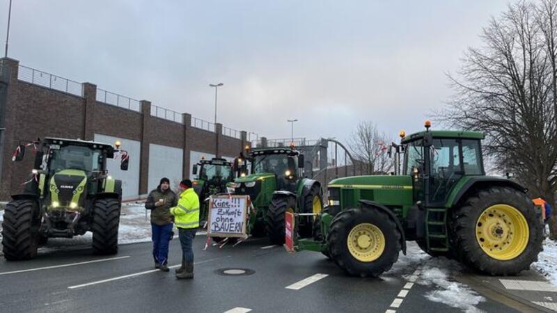 Auch die Zufahrt zum Hafen vorbei am ehemaligen Real-Gebäude ist gesperrt.