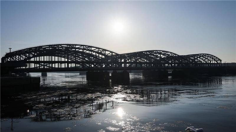 Auch die direkt hinter der Freihafenelbbrücke liegenden Bahnbrücken müssen durch Neubauten ersetzt werden. (Archivbild)