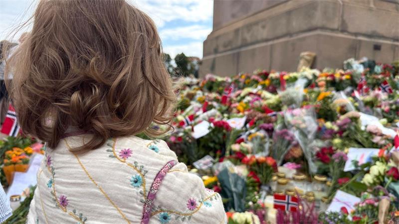 Gesichter der Trauer: So erinnern sich Norweger an Harald Auch die einjährige Lara hat Blumen für den König abgelegt.