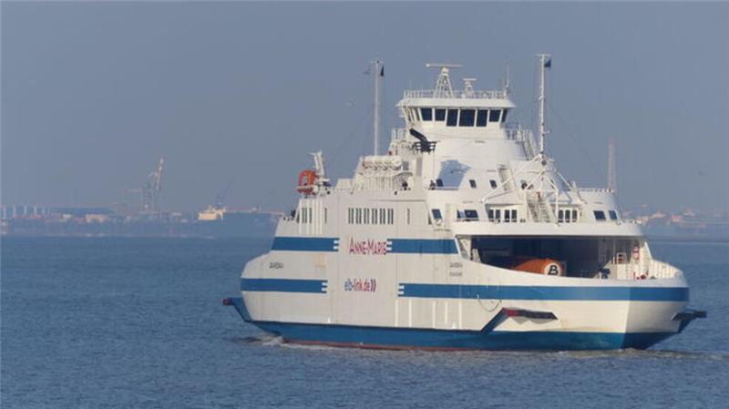 Zwei Elbe-Fähren fahren jetzt unter kanadischer Flagge Auch die einstige "Anne-Marie", hier auf der Elbe zwischen Cuxhaven und Brunsbüttel, ist nach Kanada verkuft worden und fährt dort als "Saaremaa 1".
