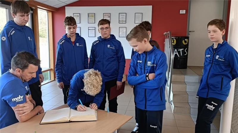 Auch die männliche D2-Jugend Handball, ungeschlagene Meister der Regionsliga, tragen sich ins Goldene Buch ein.