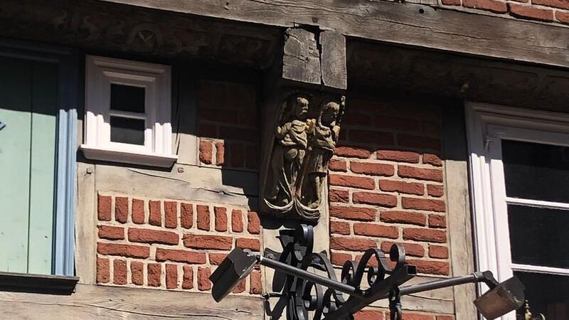 Auch diese Konsole mit Figuren wird saniert. Ein vorspringendes Tragelement heißt im Bauwesen Konsole.