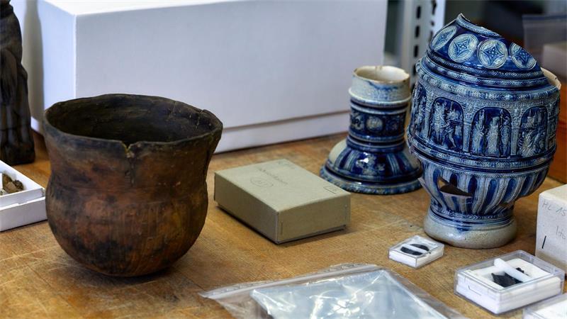 Vom Holzfenster bis zum Gold: Die Lübecker Schatzkammer Auch diese historischen Fundstücke lagern dort.