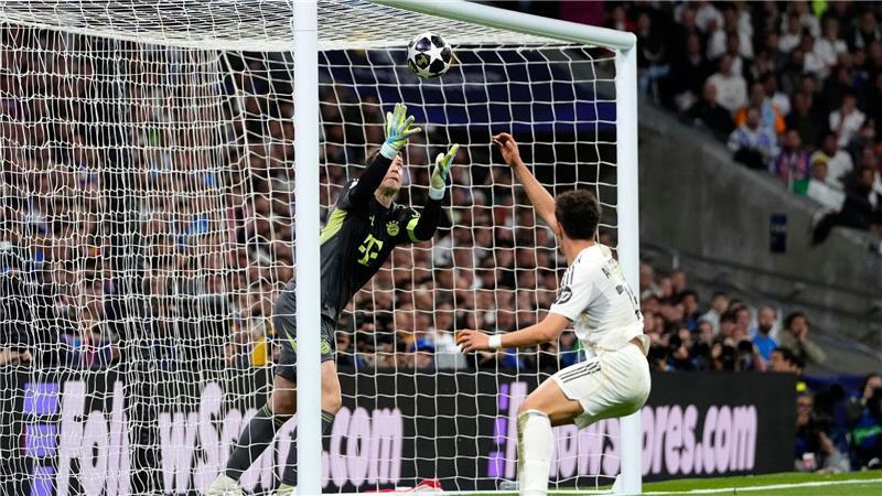 40-jähriger Neuer als „X-Faktor“ - WM-Thema nicht aufmachen Auch diesen Ball hält Manuel Neuer (l) noch.