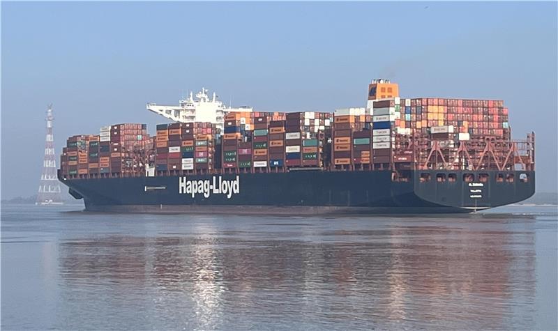 Auch dieser Containerriese ist nicht voll beladen.