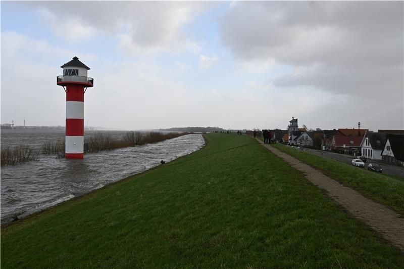 Auch dieser Elbdeich muss erhöht werden: Klimawandelbedingt werden Sturmfluten an der Elbe deutlich höher auflaufen als beim Sturmtief Nadia im Januar 2022 in Jork-Lühe. Foto: Vasel