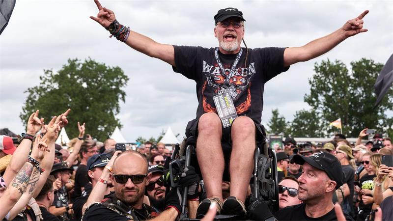 Flugtag in Wacken: Crowdsurfing im Rollstuhl Auch dieser Mann hat offensichtlichSpaß auf dem Wacken Open Air.