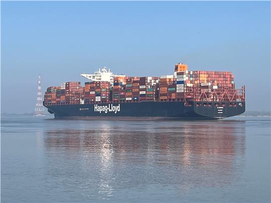 Auch dieses Containerschiff nutzt den Tiefgang nicht aus. Foto: Vasel