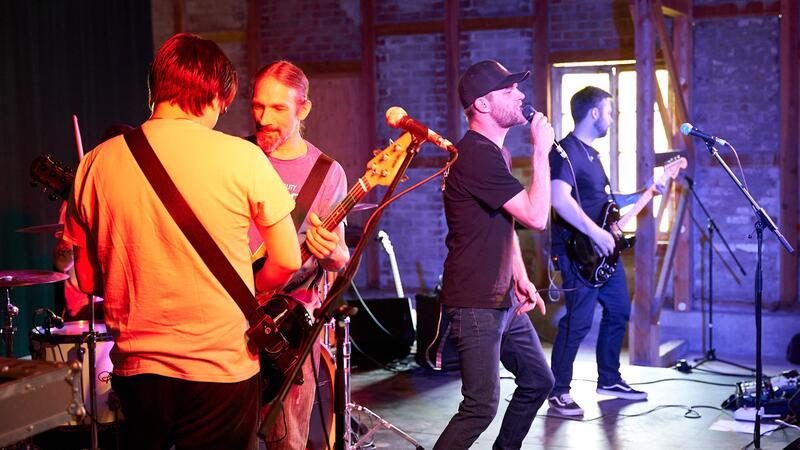 Auch dieses Jahr treten wieder viele regionale Musikgruppen beim Friedensfestival in Sandbostel auf.