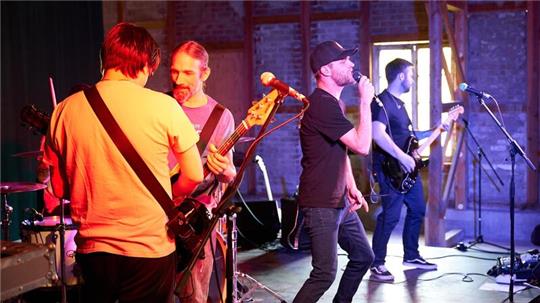 Auch dieses Jahr treten wieder viele regionale Musikgruppen beim Friedensfestival in Sandbostel auf.