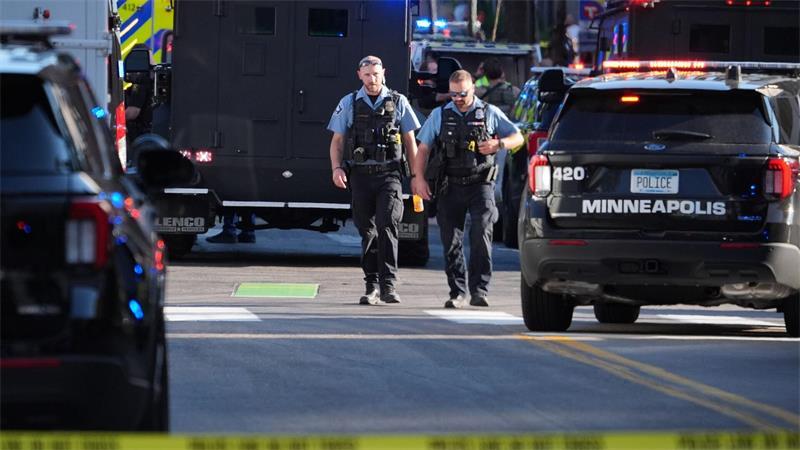 Auch drei Beamte werden in Minneapolis verletzt.