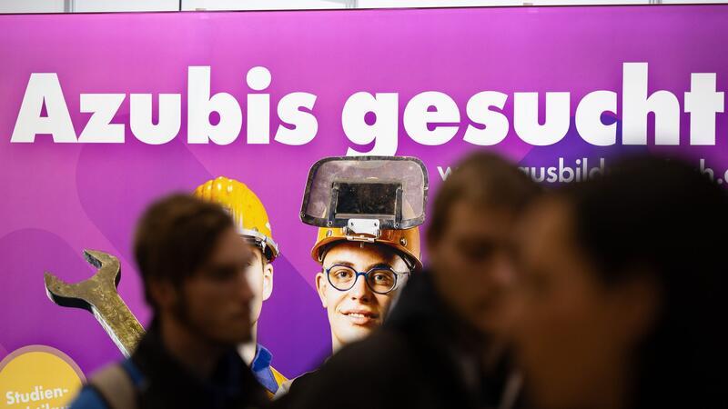 Auch drei Wochen nach Ausbildungsbeginn gibt es in Niedersachsen noch Tausende offene Stellen. (Archivbild)