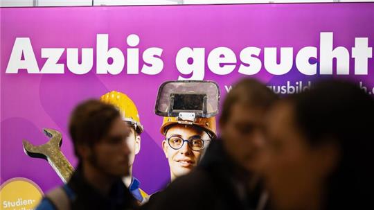 Auch drei Wochen nach Ausbildungsbeginn gibt es in Niedersachsen noch Tausende offene Stellen. (Archivbild)