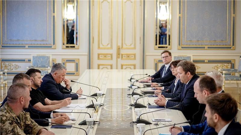 Vizekanzler Klingbeil sondiert in Kiew Sicherheitsgarantien Auch ein Gespräch mit dem ukrainischen Präsidenten Wolodymyr Selenskyj steht auf der Agenda.