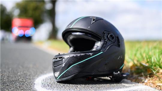 Auch ein Helm schützt bei überhöhter Geschwindigkeit kaum. (Symbolbild)