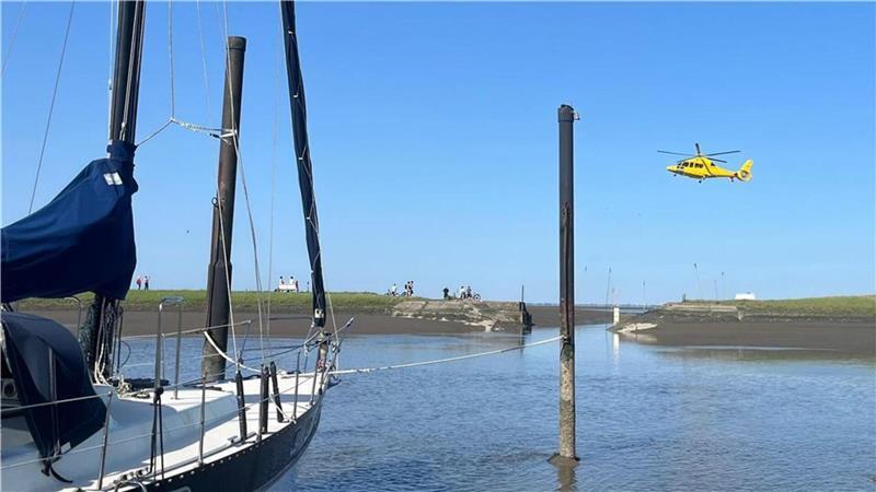Auch ein Hubschrauber war bei der Wasserrettung in Fedderwardersiel im Einsatz.
