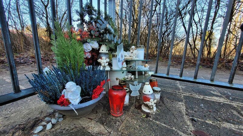 Auch ein Jahr nach dem Unfall vor der Nordholzer Grundschule stehen in einer Ecke des Haltestellenbereiches Blumen, Engel und Kerzen mit kleinen Botschaften, die an den verstorbenen, zehn Jahre alten Schüler erinnern.