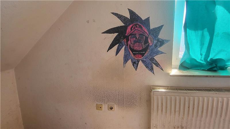 Auch ein Kunstwerk hat die ehemalige Mieterin an der Wand hinterlassen.