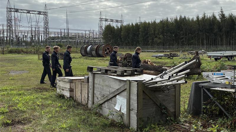 Stromnetz-Saboteure oder Metalldiebe: Polizei auf der Pirsch in Dollern Auch ein Lagerplatz wird in Augenschein genommen.