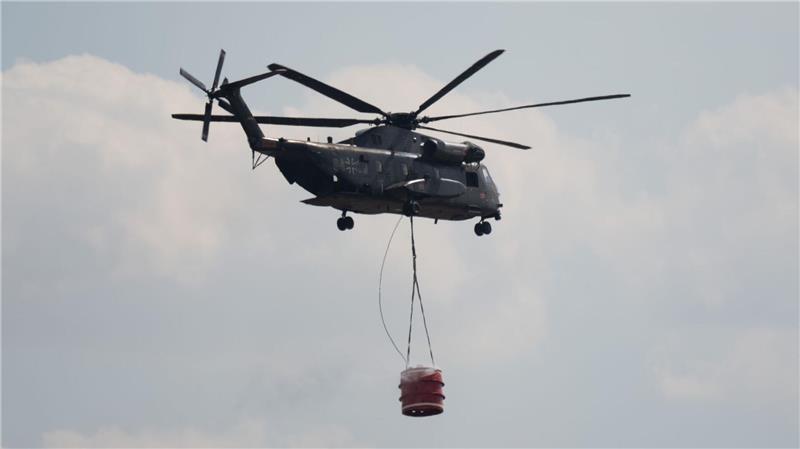 Auch ein Löschhubschrauber soll bei Tageslicht unterstützen, hieß es.