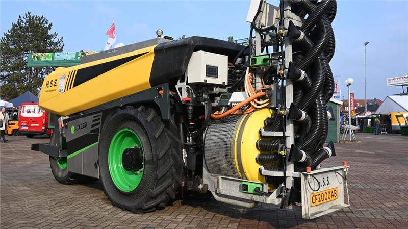 Premiere: Agrar-Roboter fährt durch Obstplantage im Alten Land Auch ein Pflanzenschutzgerät kann montiert werden.