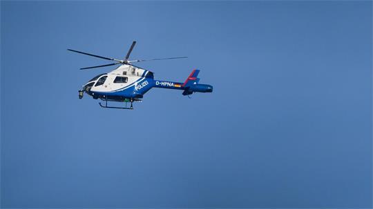 Auch ein Polizeihubschrauber war bei der Verfolgungsjagd im Einsatz. (Symbolbild)